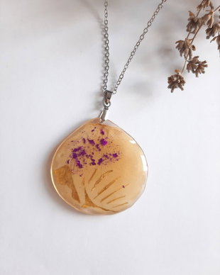 Colier handmade cu petală de trandafir păstrată natural