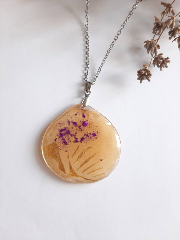 Colier handmade cu petală de trandafir păstrată natural