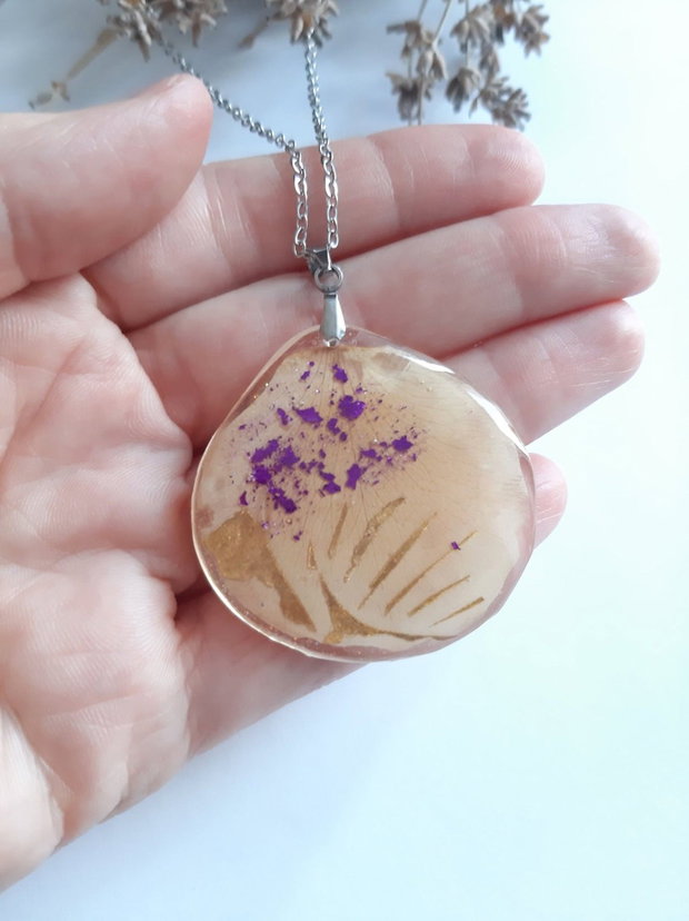 Colier handmade cu petală de trandafir păstrată natural