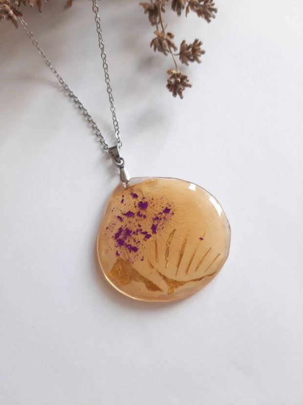 Colier handmade cu petală de trandafir păstrată natural