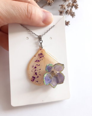 Colier handmade cu petală de trandafir uscată si floare mov