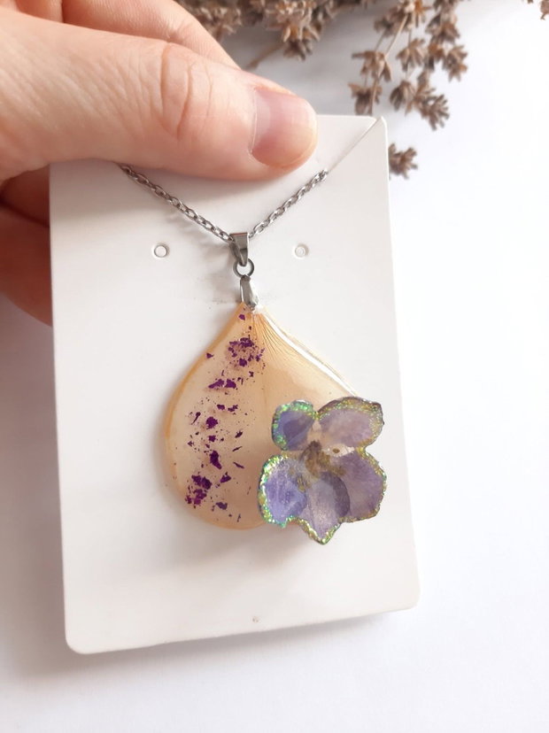 Colier handmade cu petală de trandafir uscată si floare mov