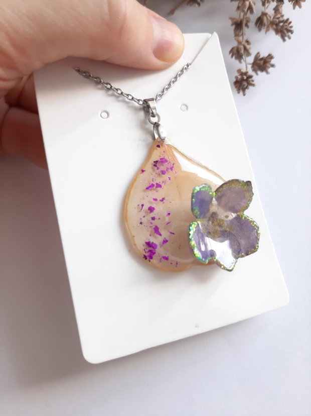 Colier handmade cu petală de trandafir uscată si floare mov
