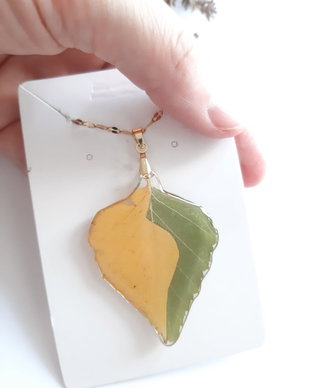 Colier handmade realizat din frunze uscate naturale