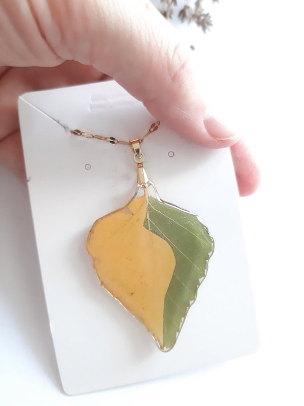 Colier handmade realizat din frunze uscate naturale