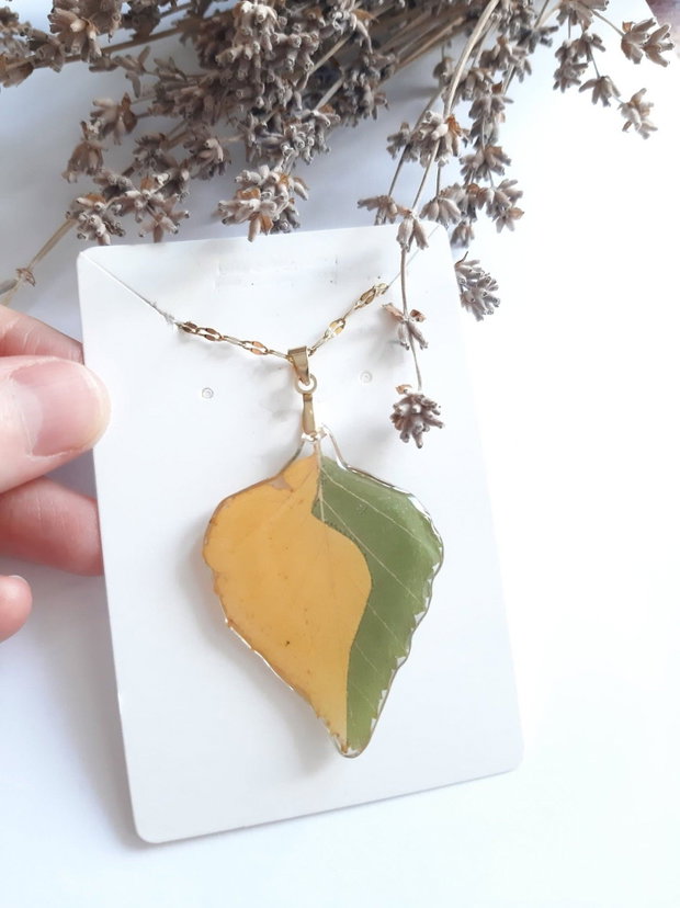 Colier handmade realizat din frunze uscate naturale