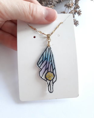 Colier handmade în formă de aripă de fluture, cu floare galbenă naturală