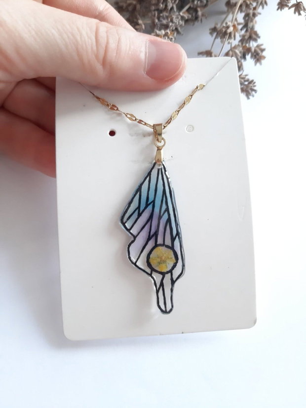 Colier handmade în formă de aripă de fluture, cu floare galbenă naturală