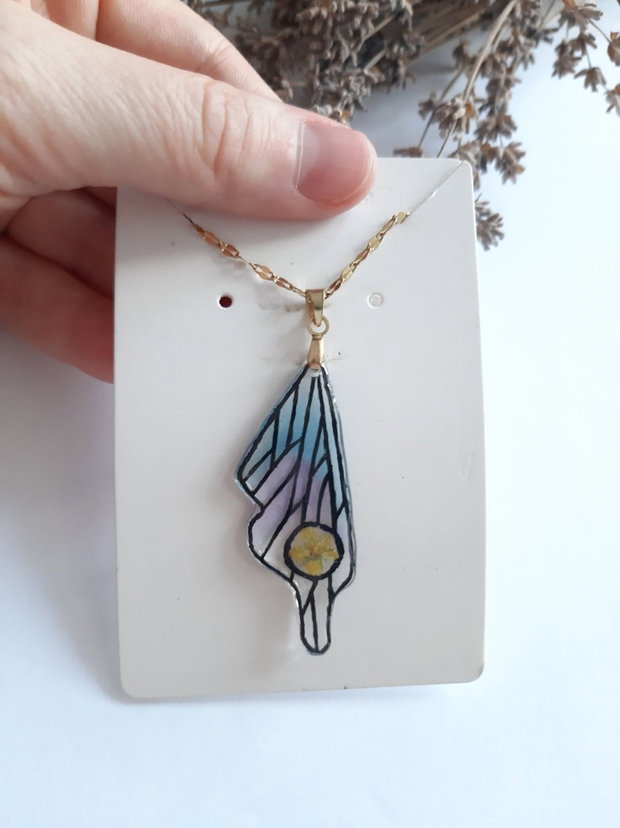 Colier handmade în formă de aripă de fluture, cu floare galbenă naturală