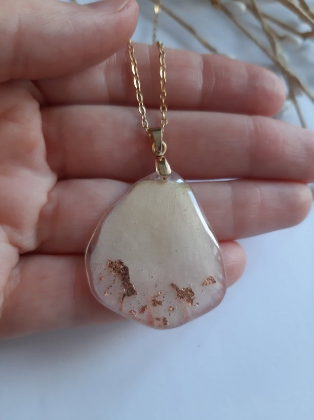 Colier handmade cu petală de trandafir uscată