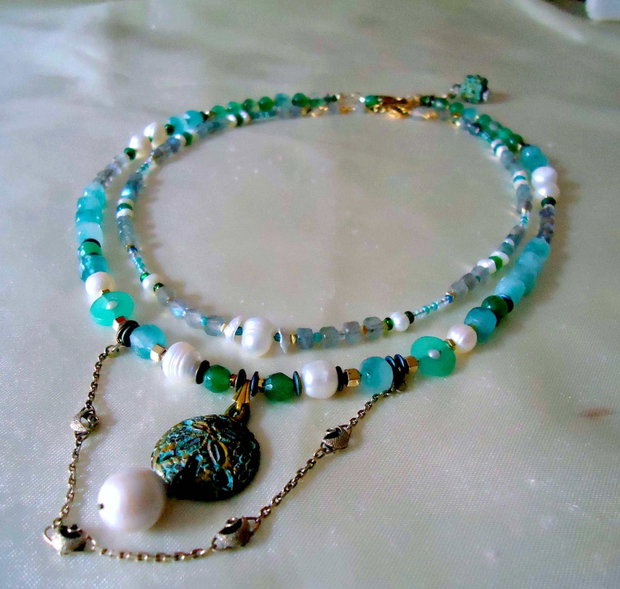 Colier doua siruri, rafinat, in trend, sofisticat, cu perle baroque albe, pandantiv ver-di-gri,antichizat, lant vermeil, crisopraz, jad, labradorit