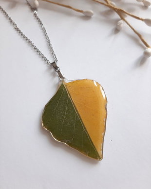 Colier handmade cu două frunze uscate naturale
