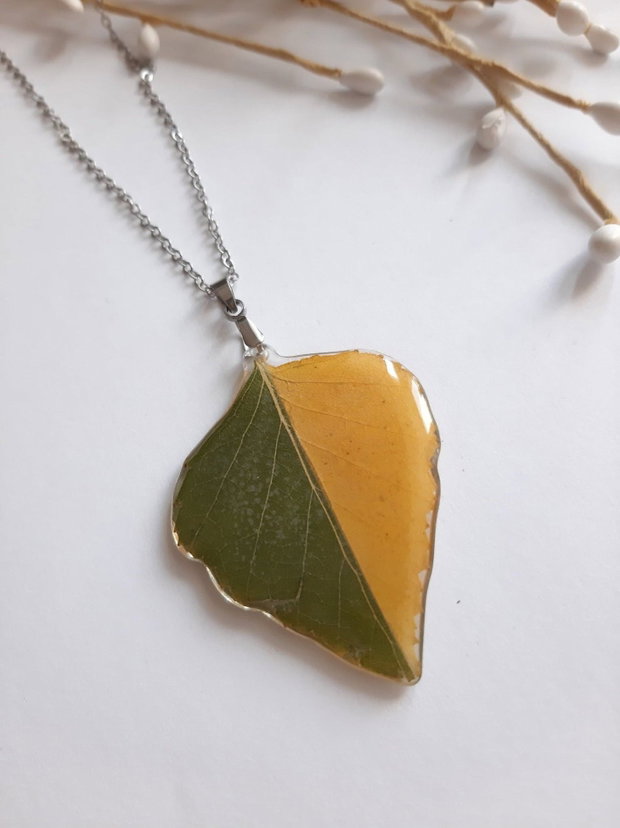 Colier handmade cu două frunze uscate naturale