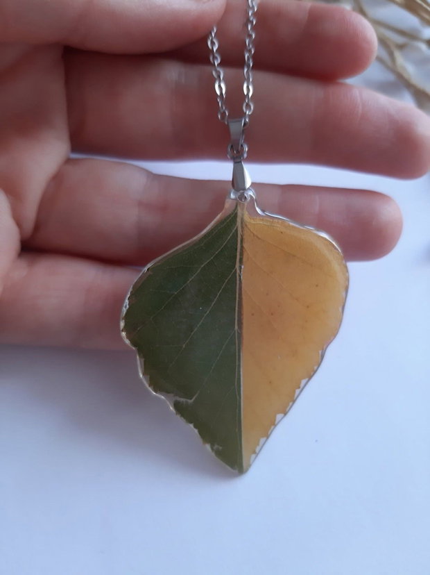 Colier handmade cu două frunze uscate naturale