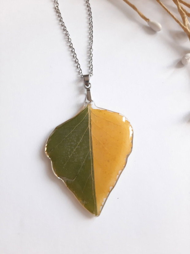 Colier handmade cu două frunze uscate naturale