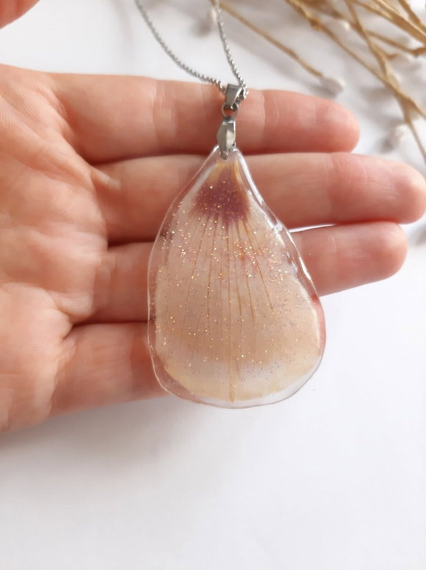 Colier handmade cu petală de hibiscus naturală