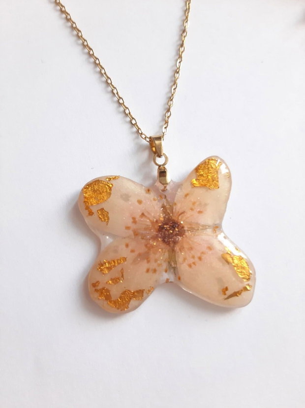 Colier handmade cu floare de cireș naturală