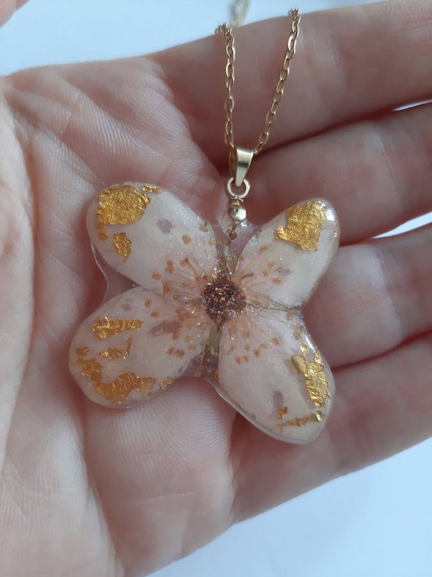 Colier handmade cu floare de cireș naturală