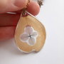 Colier handmade realizat din petală de trandafir decupată și floare naturală de hortensie