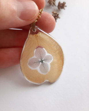 Colier handmade realizat din petală de trandafir decupată și floare naturală de hortensie