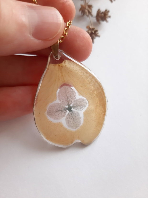 Colier handmade realizat din petală de trandafir decupată și floare naturală de hortensie