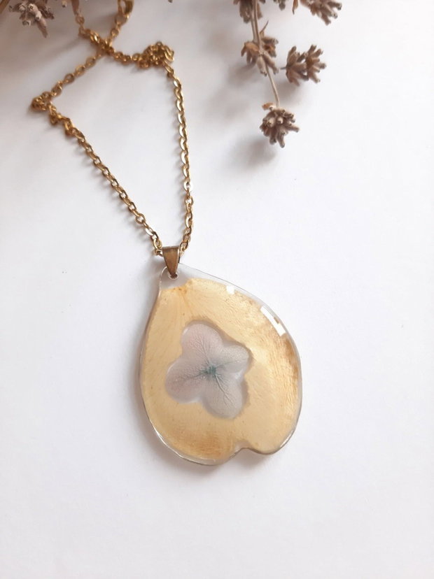Colier handmade realizat din petală de trandafir decupată și floare naturală de hortensie