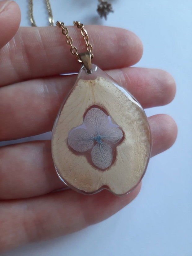 Colier handmade realizat din petală de trandafir decupată și floare naturală de hortensie