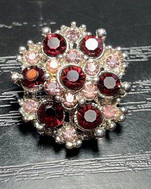 Broșă Vintage Cluster Autentică Mid-Century Anii 50-60 Strasuri Roșu-Rubiniu