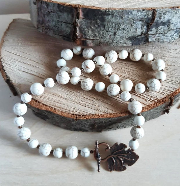 Colier handmade din Howlit și inchizătoare Toggle frunză