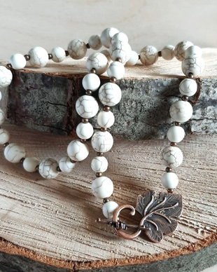 Colier handmade din Howlit și inchizătoare Toggle frunză
