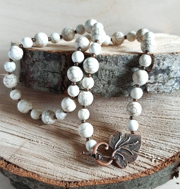 Colier handmade din Howlit și inchizătoare Toggle frunză