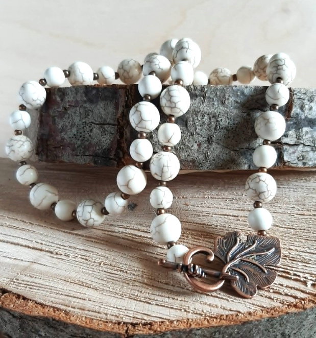 Colier handmade din Howlit și inchizătoare Toggle frunză