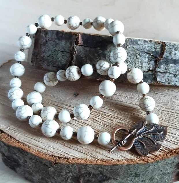 Colier handmade din Howlit și inchizătoare Toggle frunză