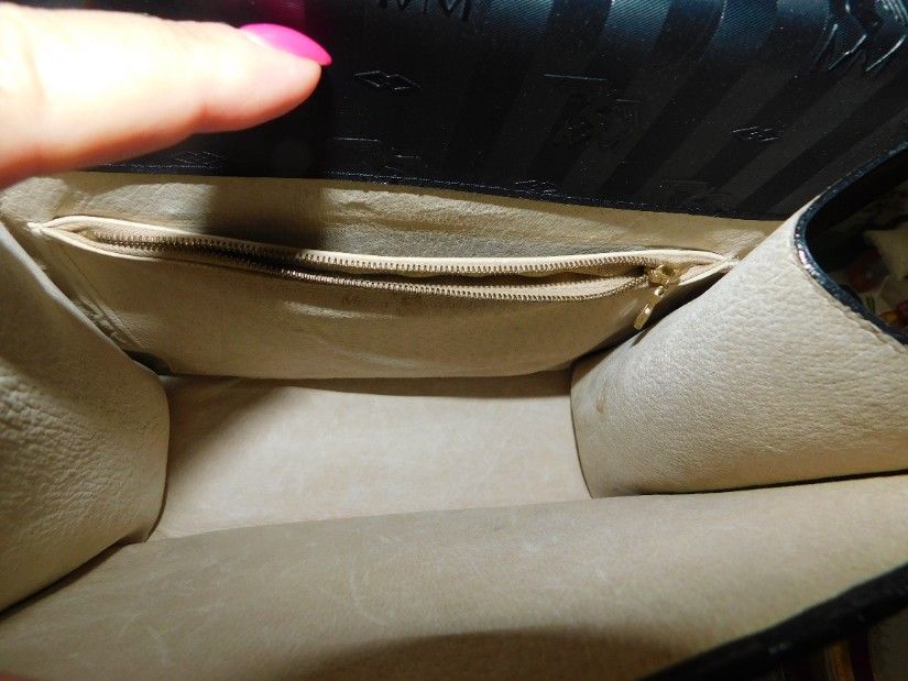 Maison Mollerus, Elvetia, marochinarie de lux , spectaculoasa, monogram MM auriu frontal, captusita cu nubuk extra fin, 2 barete lungi de umar, produs absolut deosebit,picioruse la baza,