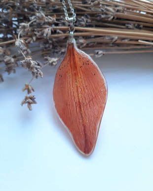 Colier handmade realizat din petală de crin asiatic naturală