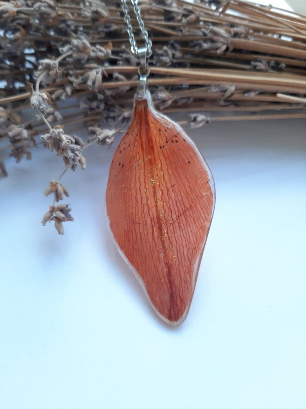 Colier handmade realizat din petală de crin asiatic naturală