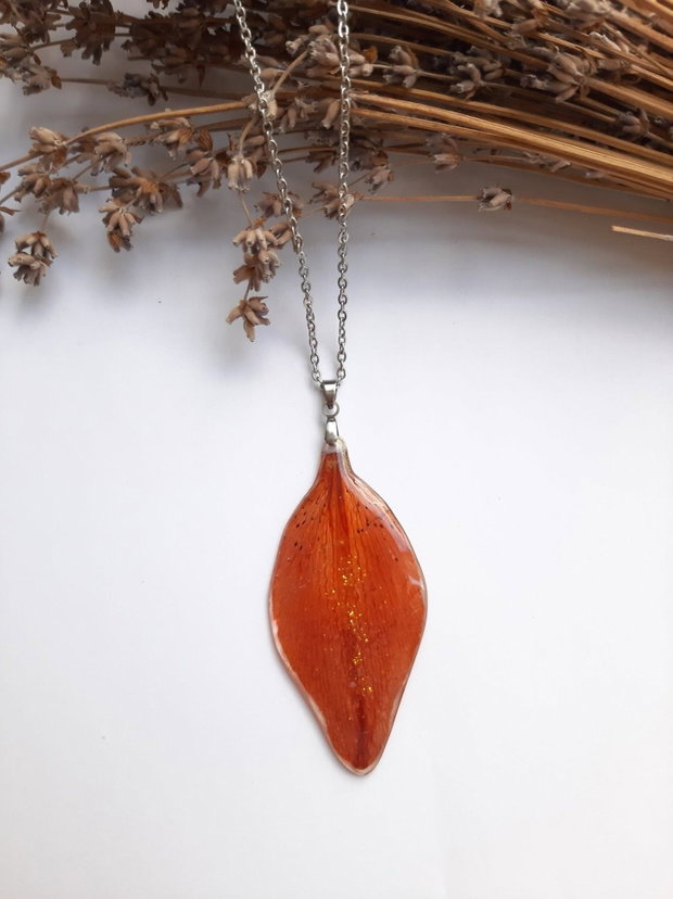 Colier handmade realizat din petală de crin asiatic naturală
