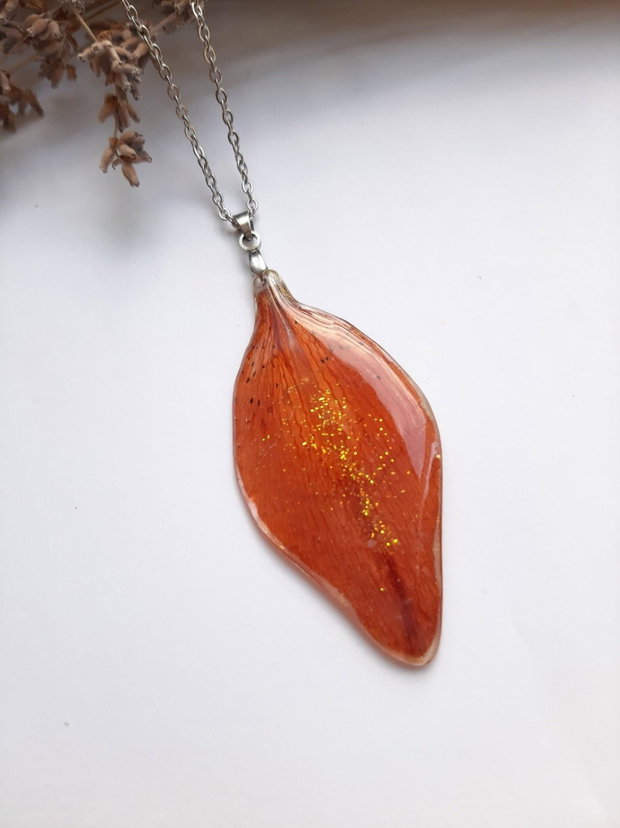 Colier handmade realizat din petală de crin asiatic naturală