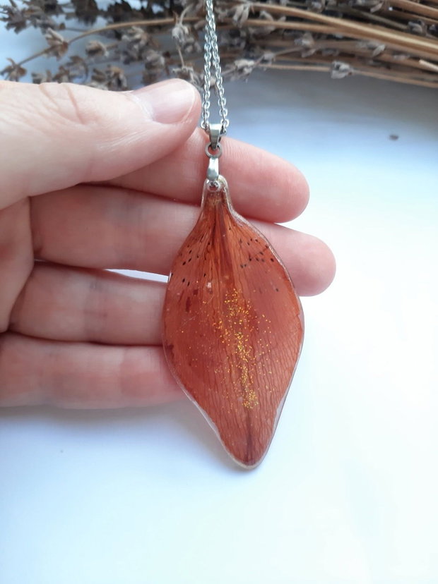 Colier handmade realizat din petală de crin asiatic naturală