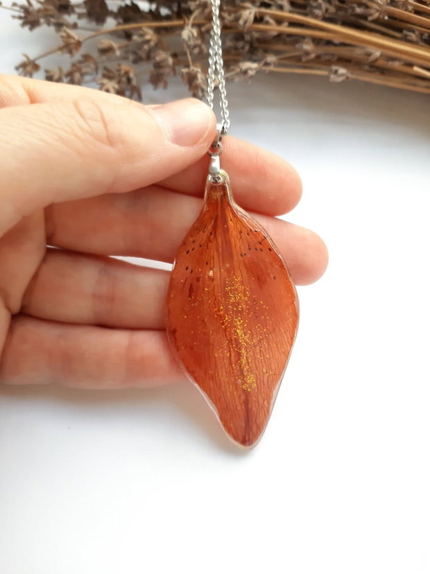 Colier handmade realizat din petală de crin asiatic naturală
