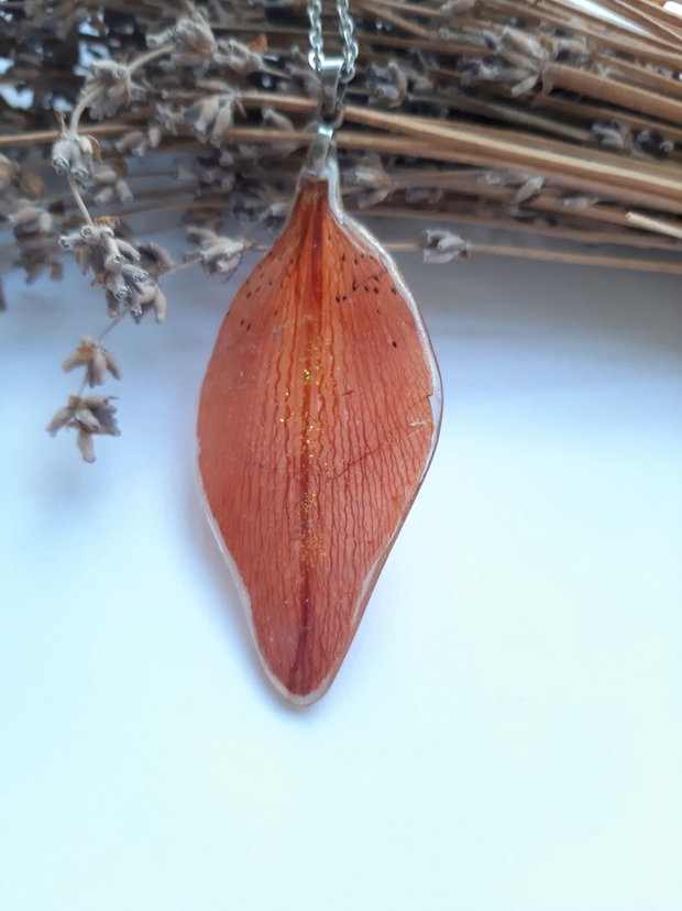 Colier handmade realizat din petală de crin asiatic naturală