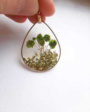 Colier handmade cu flori verzi naturale