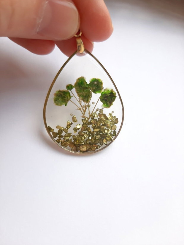 Colier handmade cu flori verzi naturale