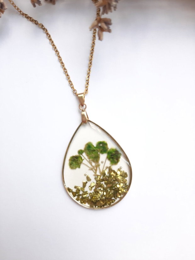 Colier handmade cu flori verzi naturale