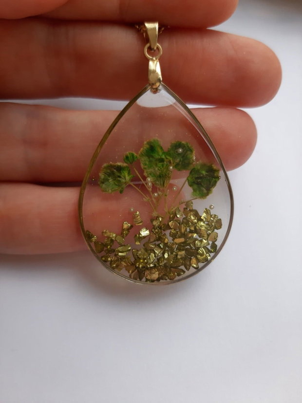 Colier handmade cu flori verzi naturale