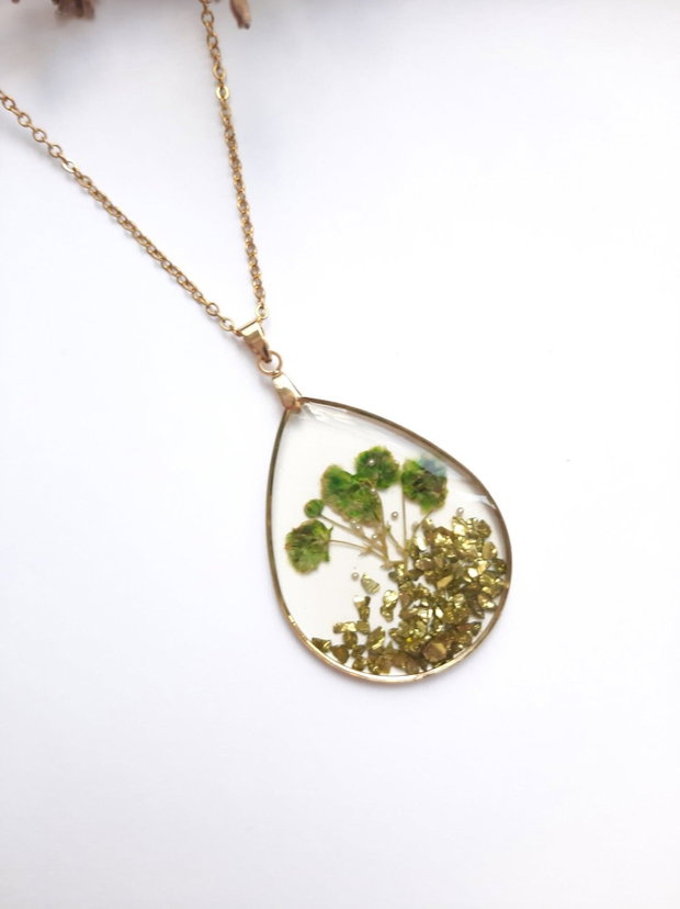 Colier handmade cu flori verzi naturale