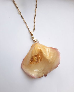Colier handmade cu petală naturală de trandafir galben 3D