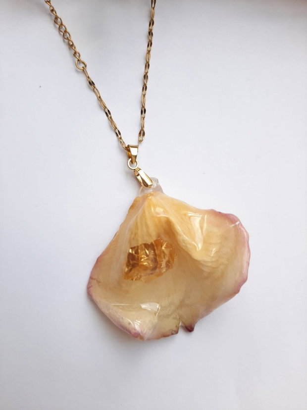 Colier handmade cu petală naturală de trandafir galben 3D