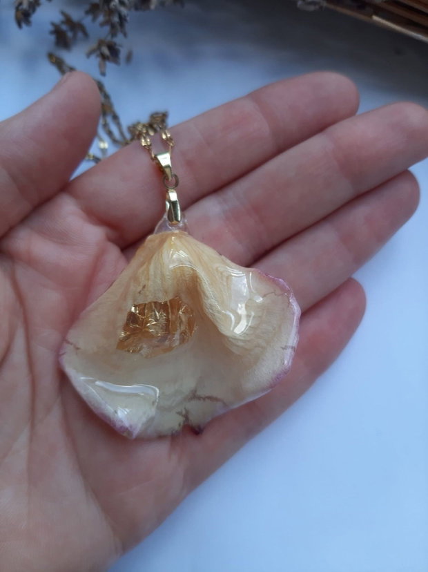 Colier handmade cu petală naturală de trandafir galben 3D