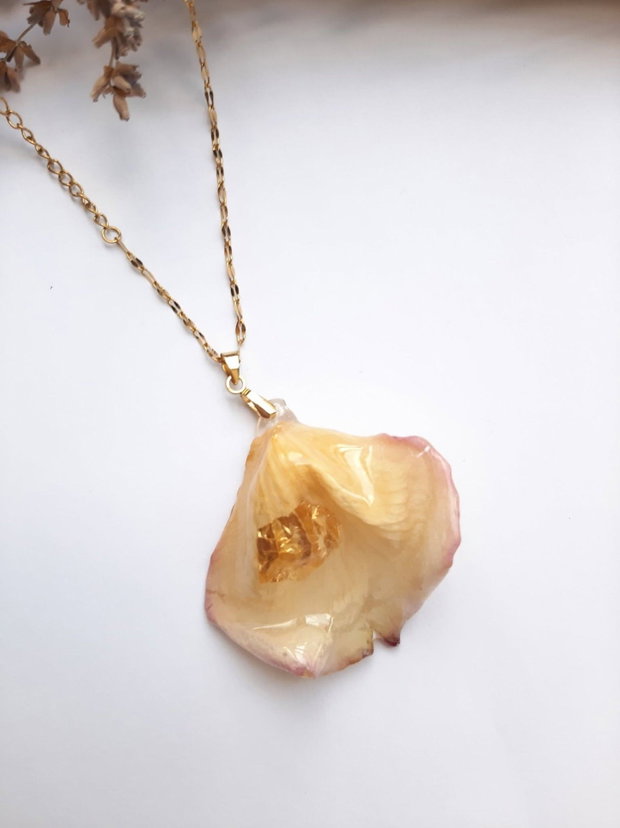 Colier handmade cu petală naturală de trandafir galben 3D